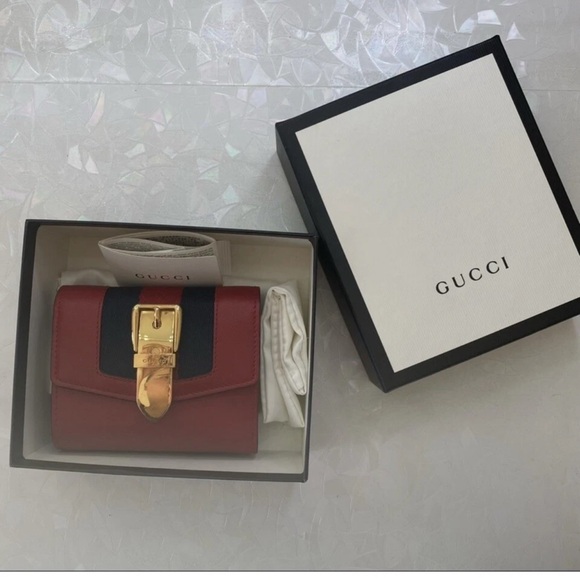 Gucci Sylvie Red Leather Wallet with Gold Closure - Picture 2 of 8